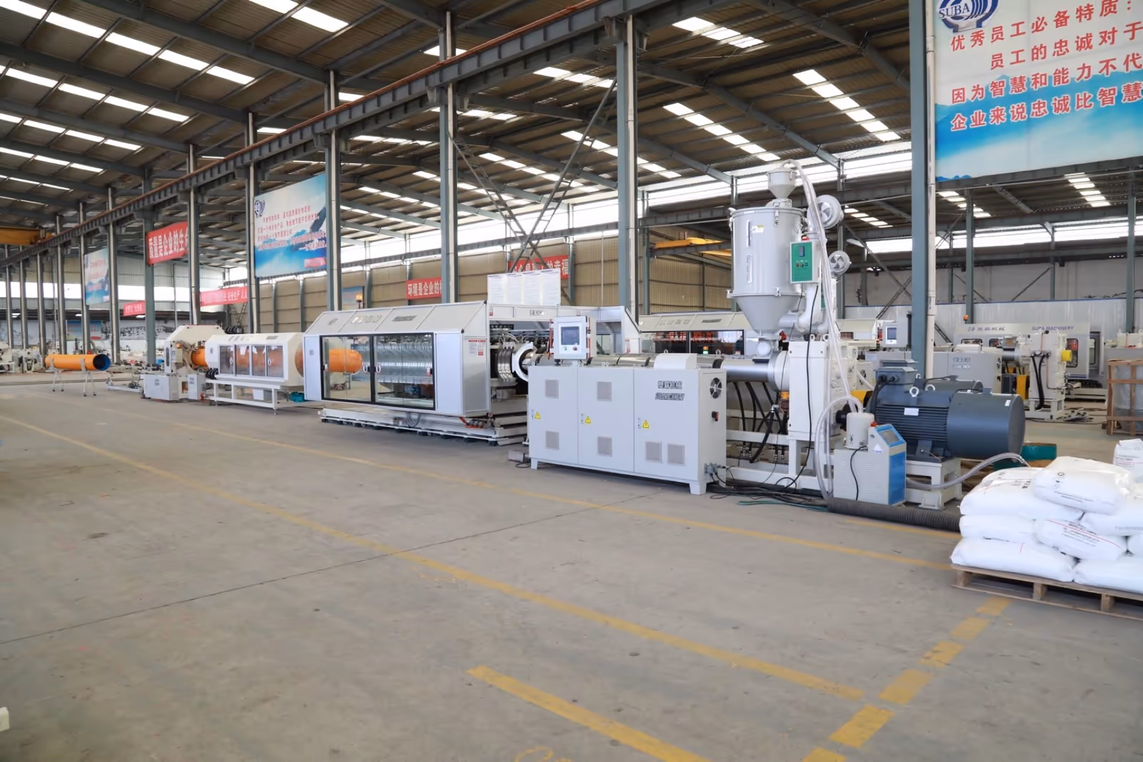 Full production line with extruder and corrugator